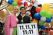 Niklas I. und Julia I., das Prinzenpaar der Münchner Faschingsgesellschaft Narrhalla, gaben am um 11.11 Uhr beim Startschuss für den Fasching 2011 auf dem Viktualienmarkt. (©Foto: Martin Schmitz)